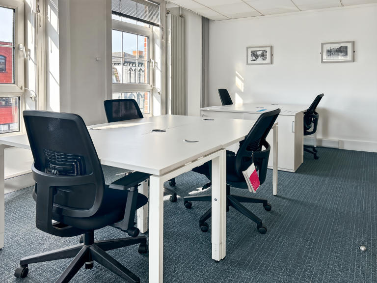 Belfast - BT11LU \ Large Office Space with Flexible Setup for Up to 15 Workstations