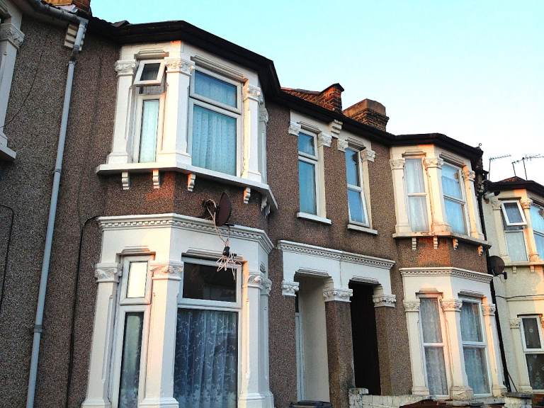 Excellent Condition Spacious and very Close to Barking Station 4 Double bedrooms House for rent