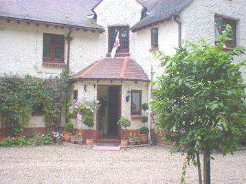 LARGE DOUBLE ROOM TO LET WITH EN-SUITE BATHROOM INTERNET AVAILABLE 