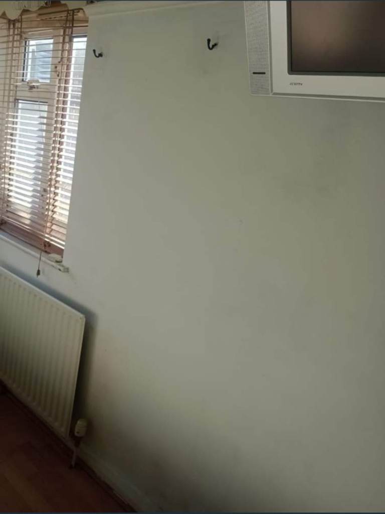 Small room with shared garden, kitchen and a big driveway, near the Station & mayday hospital.