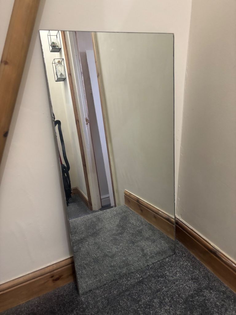 Large frameless mirror 