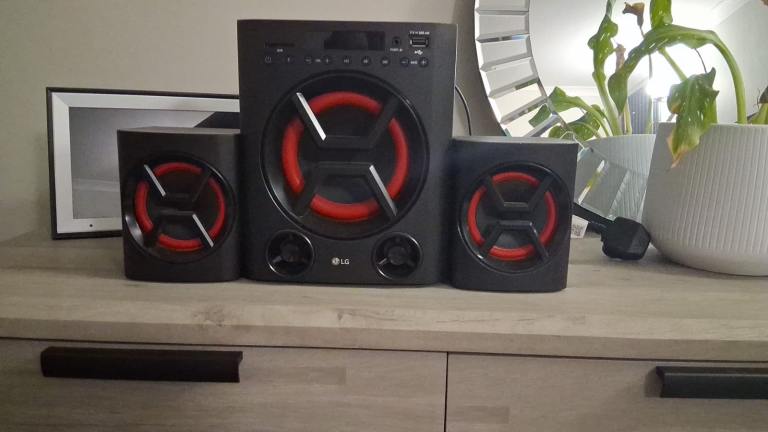 LG Stereo System with Subwoofer and Two Speakers