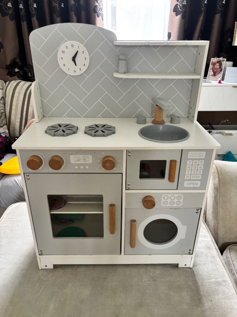 Wooden kitchen + Cooking accessories 