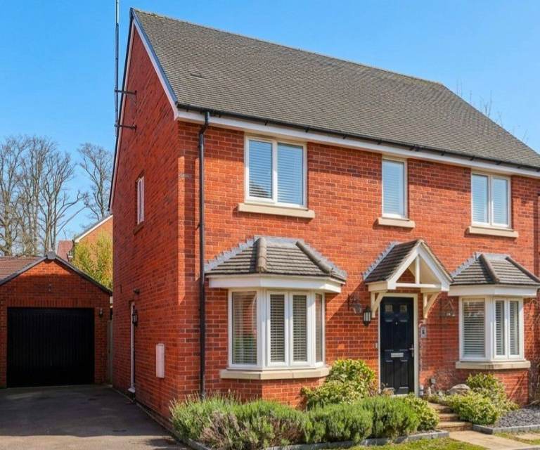 Spacious 5-Bed 3 bath Family Home with garage in Amersham, Buckinghamshire (HP6 6FR)