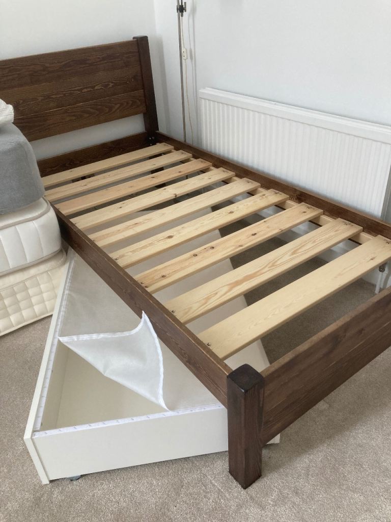 Set of single beds, frame and mattress