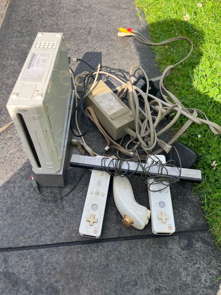 Nintendo Wii Console Bundle with Games and Controllers
