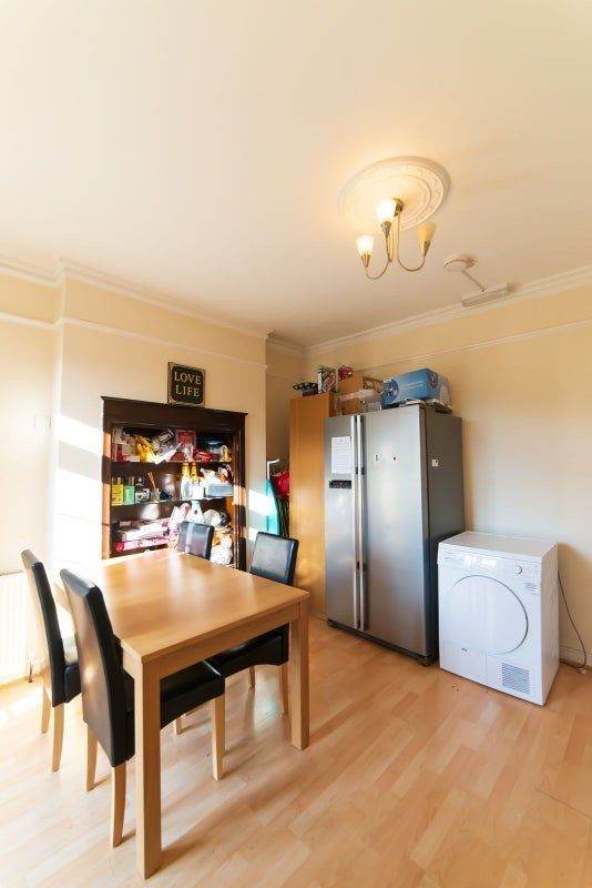 💥 Stylish Single Room 🚆 with Excellent Transport Connections 