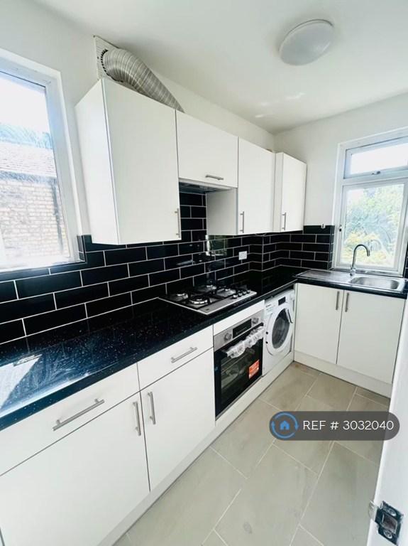 3 bedroom flat in Ravenshurst Avenue, London, NW4 (3 bed) (#3032040)