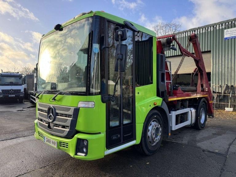 2018 MERCEDES ECONIC 1830 SKIP LOADER