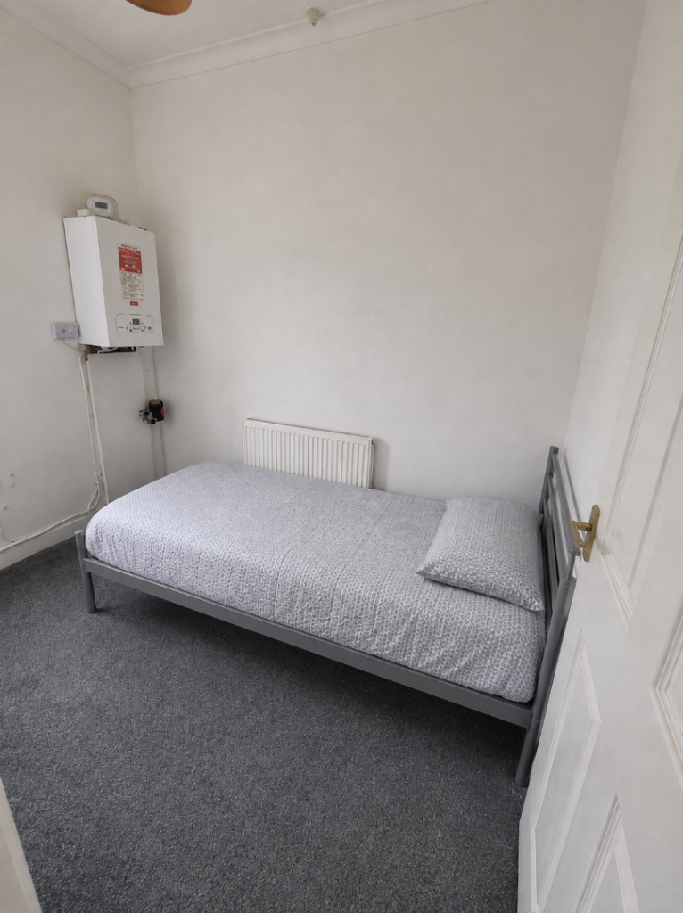 Room to Rent – BB11  Burnley – Clean & Quiet House