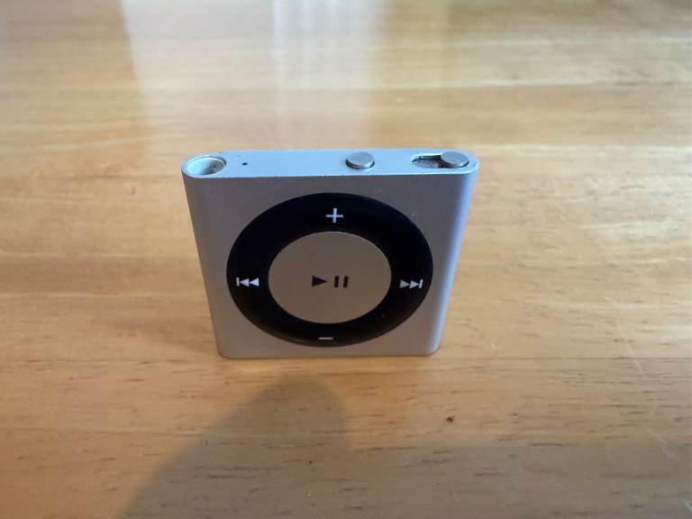Apple iPod Shuffle 4th Gen and Earphones