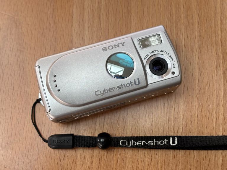 Sony DSC-U30 Cyber-Shot Rare Tiny Digital 2 Megapixel Camera With Accessories