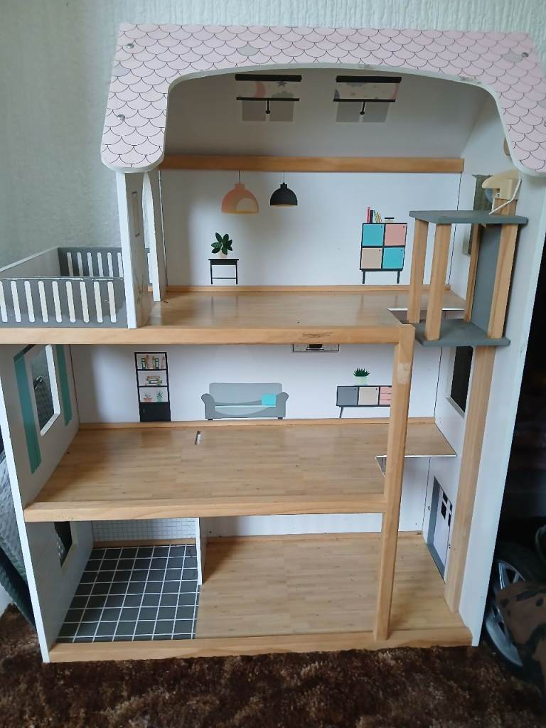 Free dolls house to a good home 