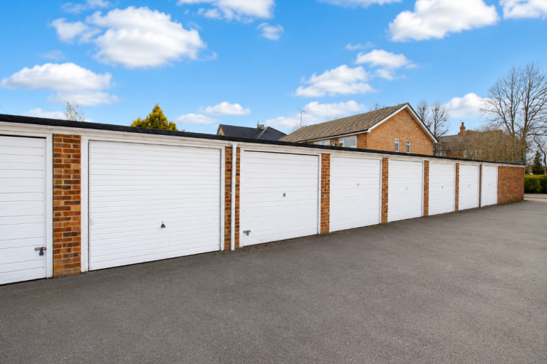 Lock Up Garage TO LET