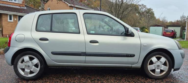 Automatic- Cambelt Replaced- Great Service History. Renault Clio Privilege- 1.4 Petrol- 5 door- 2003
