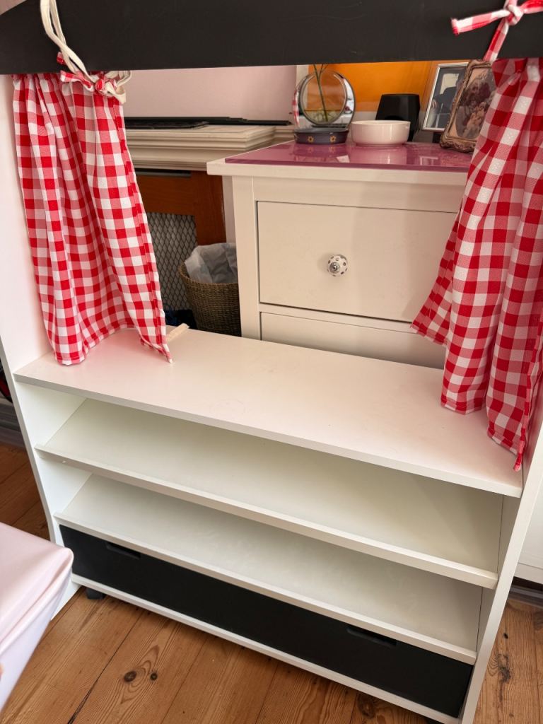 Kids Play Shop or Theatre with Curtains – Good Condition