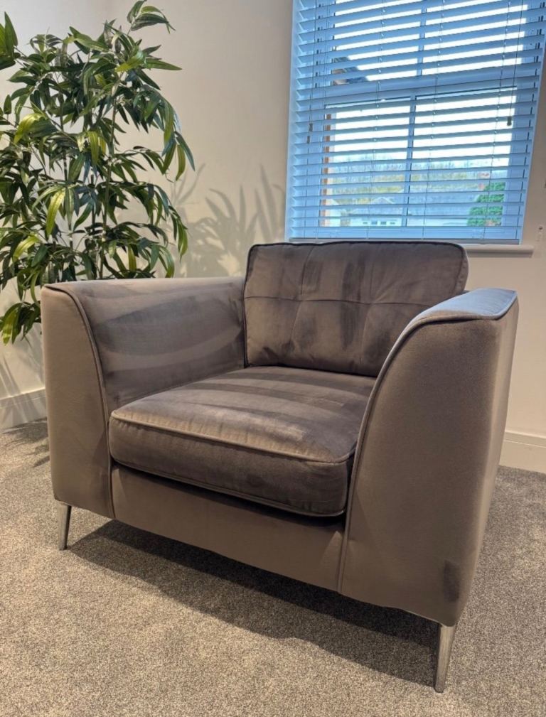 Quality velvet arm chair 