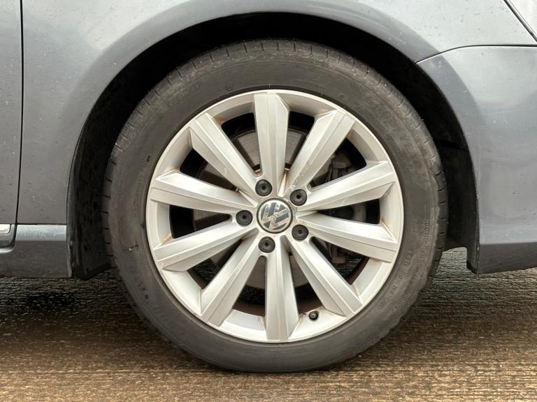 2013 Volkswagen Passat 2.0 TDI BMT Highline 5dr ++ 11 VW SERVICES / 35 TAX / SAT NAV / DAB ++ EST...