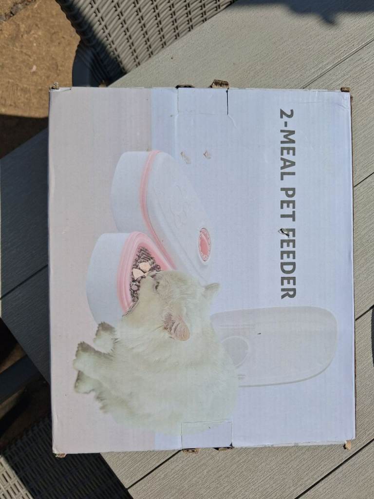 2 meal auto cat/ small dog feeder as new