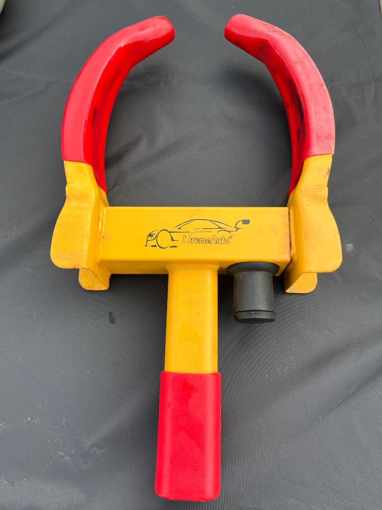 Wheel clamp with keys