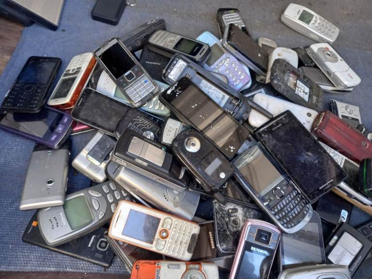 wholesale job lot 85 old phone ready to go or scrap gold recovery