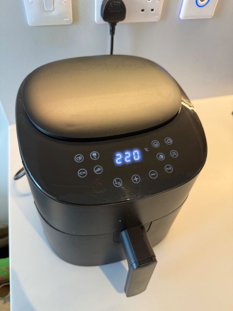 Nutmeg Black Air Fryer – As Good As New, Digital Display