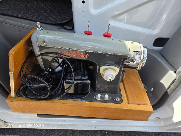 Cresta sewing machine with cover
