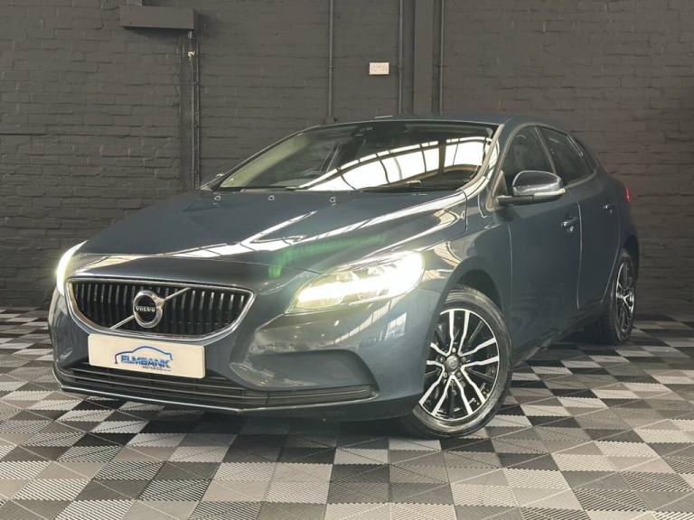 2018 68 VOLVO V40 2.0 T2 GPF MOMENTUM HATCHBACK 5DR PETROL MANUAL EURO 6 (S/S) (