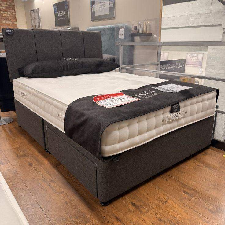 NEW KING SIZE DIVAN BED WITH MATTRESS INCLUDED - FREE DELIVERY (DM FOR PRICE)
