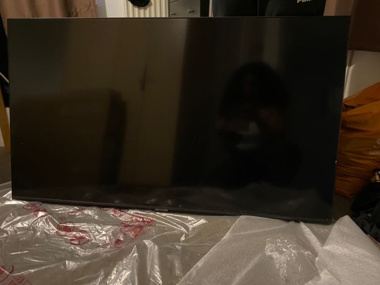Samsung 50" AU7100 TV – Broken Backlight (Screen Glass Perfect / For Parts)