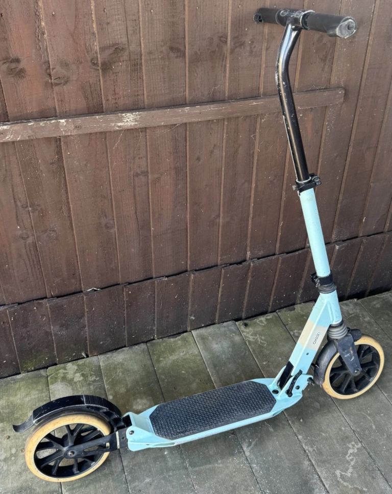 image for Oxelo Town - white / black foldable manual scooter.