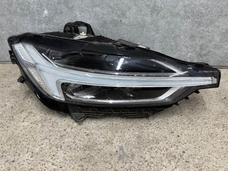 Volvo XC60 2019 Right headlight headlamp 31420420 