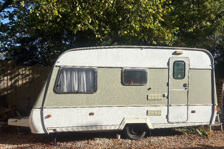 Beautiful Refurbished Vintage Corvette Caravan | Garden Retreat | Glamping