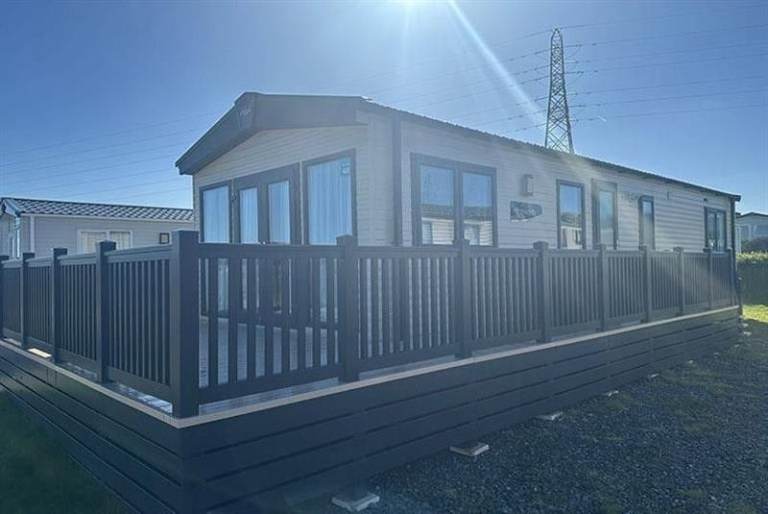 Stunning 3 bedroom holiday home with decking