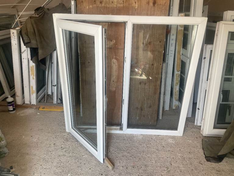H 133.5 x W 126.5 cm - GOOD CONDITION - UPVC DOUBLE GLAZED WINDOW - CLEAR GLASS (REF: MJ280)