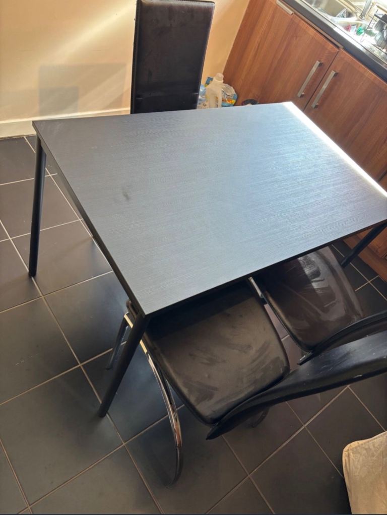 Kitchen table + 2 chairs 