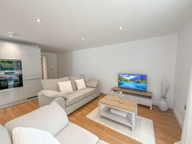 central location 2-bed flat to rent on Towers Avenue 
