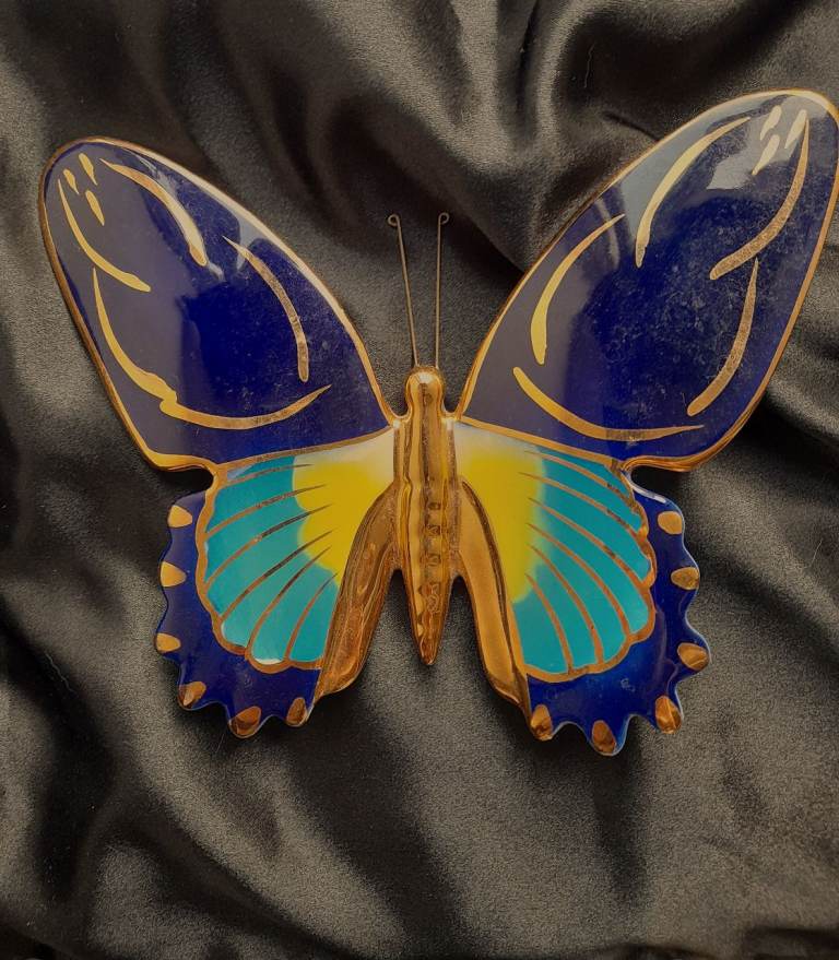 BUTTERFLIES - 1 LARGE CERAMIC AND 1 BOX BUTTERFLY MAGNETS (24) - car boot, collectors, crafters