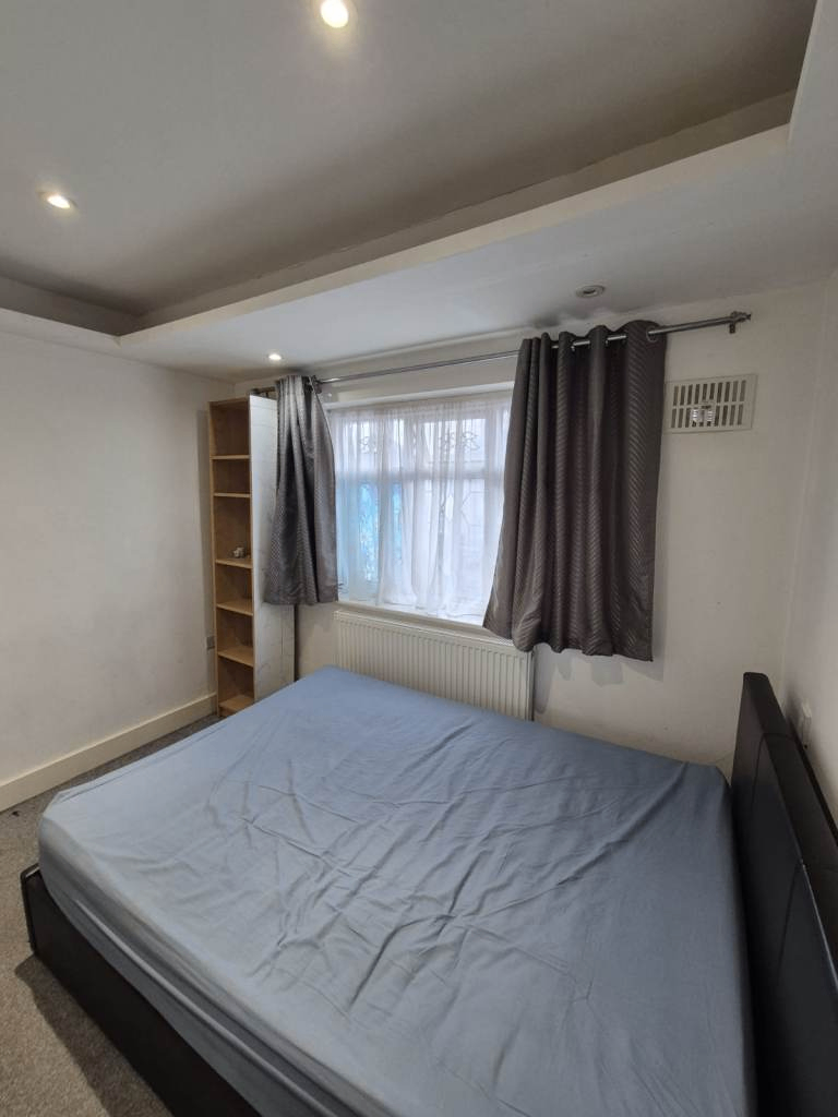 Spacious & Cosy double room for rent HA8 6HZ