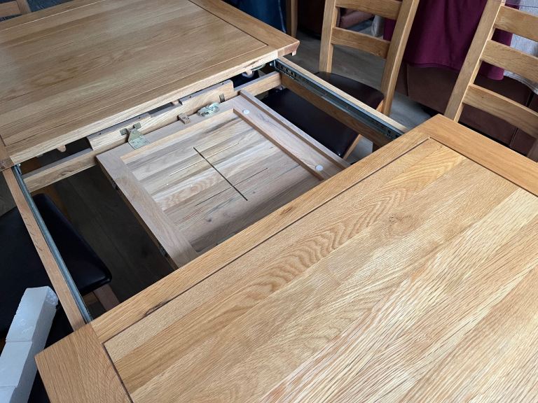 Solid Oak Extending Dining Table – Good Condition
