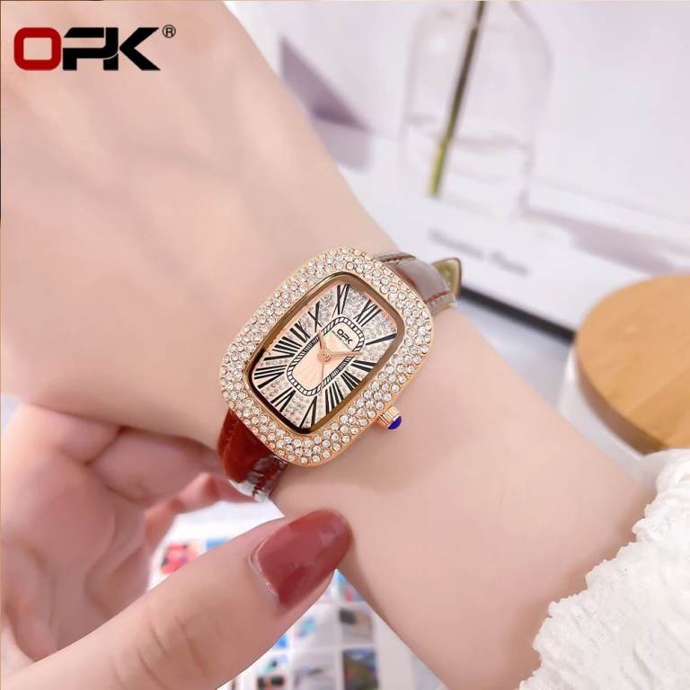 Women’s Quartz Watch – Triple Crystal Bezel, Roman Numerals, 90s Y2K Retro Style with Leather Strap