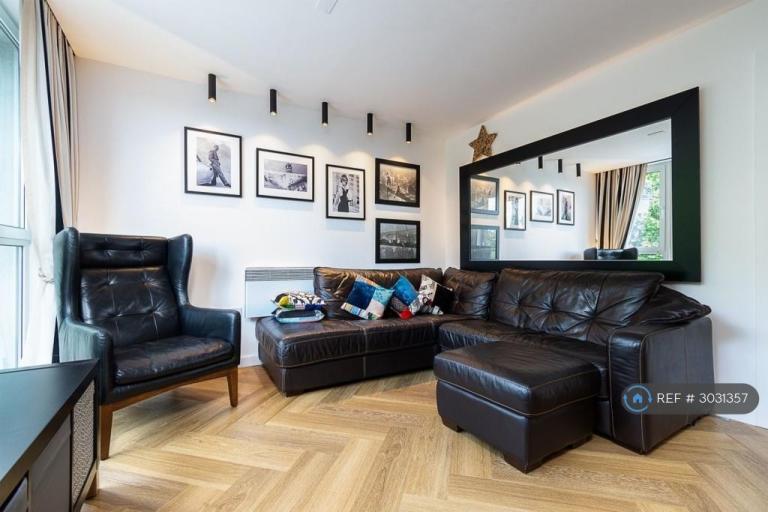 1 bedroom flat in Phoenix Way, London, SW18 (1 bed) (#3031357)