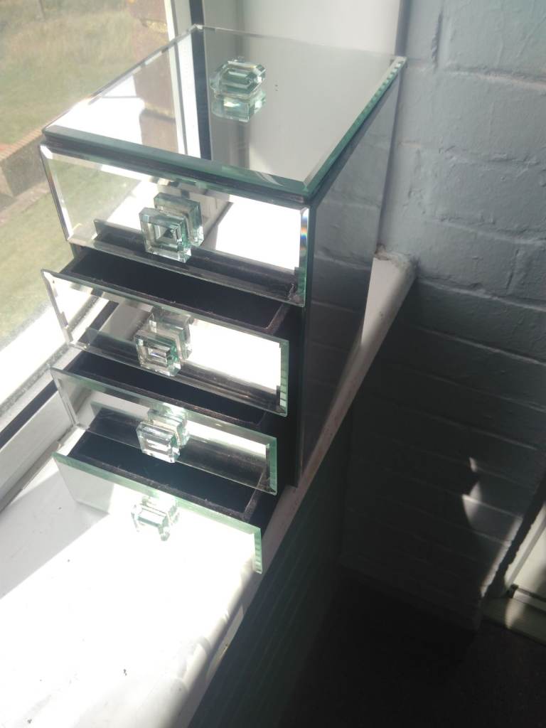 Mirrored drawed chest
