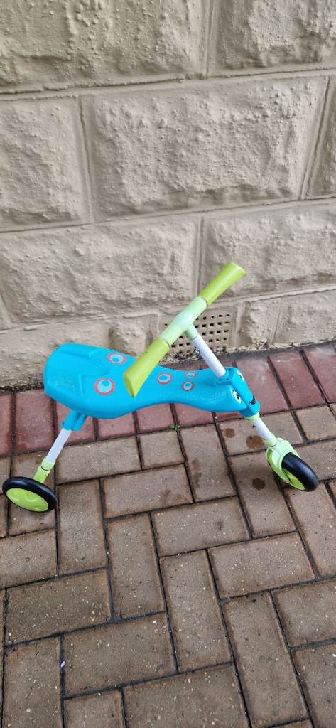 SCUTTLEBUG XL FOLDABLE RIDE ON TRIKE. VERY GOOD CONDITION.