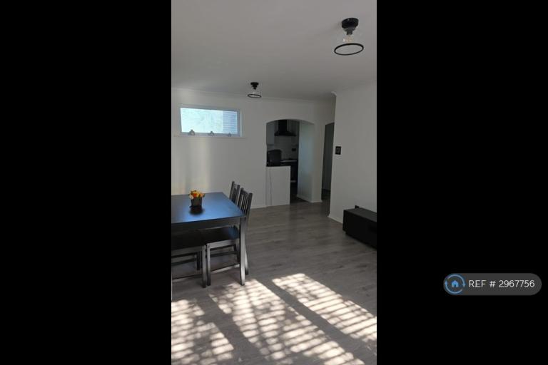 1 bedroom flat in Sawyer Close, London, N9 (1 bed) (#2967756)