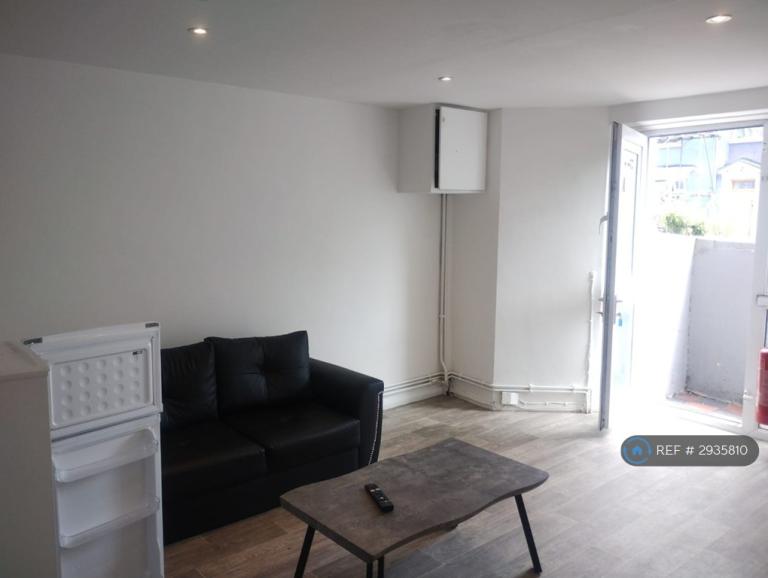 1 bedroom flat in Hanover St, Swansea, SA1 (1 bed) (#2935810)