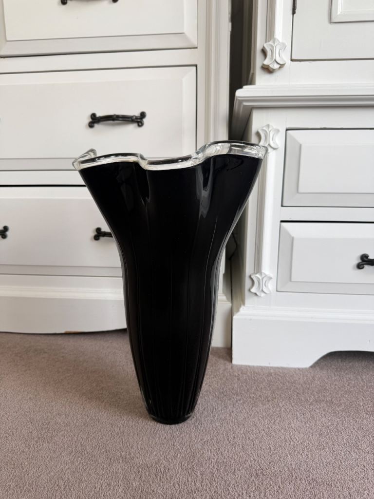 Lauren Llewellyn Bowen black vase 