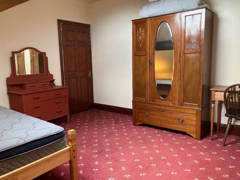 Room to rent in a secure quiet friendly house share for working people 