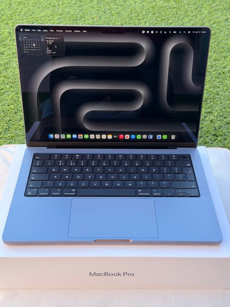 M1 MacBook Pro MKGQ3B/A mint condition 