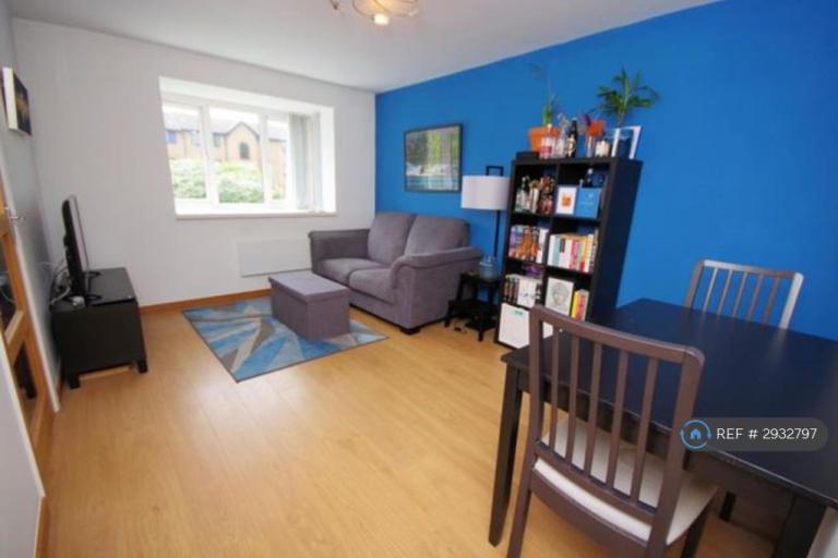 1 bedroom flat in Taunton Drive, London, N2 (1 bed) (#2932797)